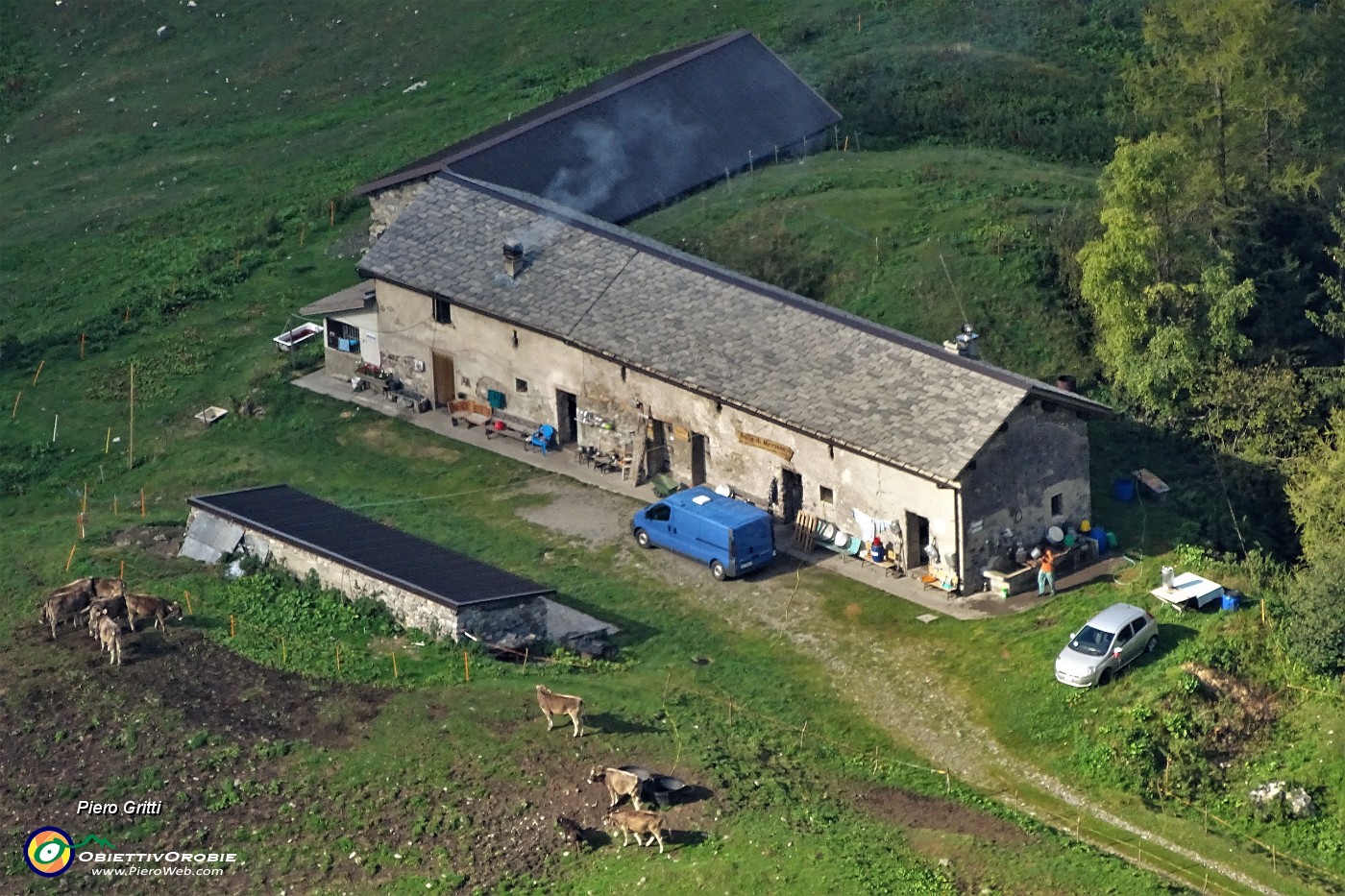 20 Dal Passo della Marogella (1869 m) vista sulle Baite di Mezzeno.JPG